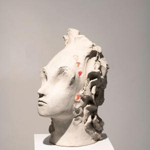 Piccola testa illuminata 15,  2015, Terracotta e luci led, 14x24x20cm