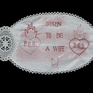 Born to be a wife, 2022, Inchiostro e cera epilatoria su centrino da corredo, 31x19cm