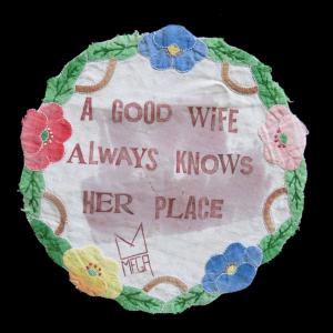 A good wife, 2022, Inchiostro e cera epilatoria su centrino da corredo, 19x19cm