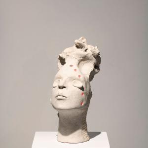 Piccola testa illuminata 13,  2015, Terracotta e luci led , 12x20x15cm