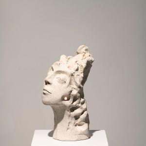 Piccola testa illuminata 12,  2015, Terracotta e luci led , 12x20x15cm