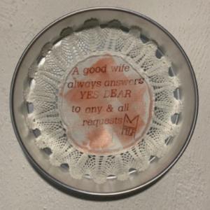 Yes Dear, 2023, Inchiostro e ceretta epilatoria su centrino da Corredo, 25cm