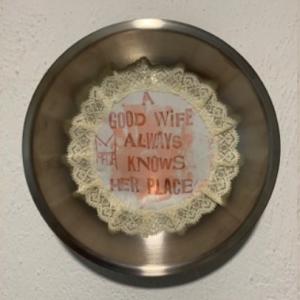 A good wife knows her place, 2023, Inchiostro e ceretta epilatoria su centrino da Corredo, 22cm