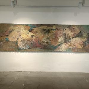 Umori caduchi panneggio, 2022, Olio e acrilico su tela, 410x105cm