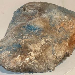 Testa 02, 2023, Gesso, rete di ferro e stracci di cotone, dipinta a olio, 35x30x50cm