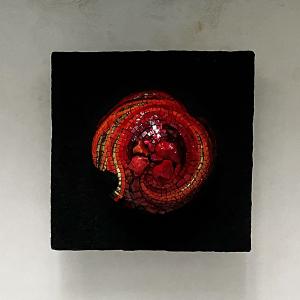 Big Bang Ignis XV, 2020, Pasta vitrea, vetro oro e malta su aerolam, 50x50x20cm