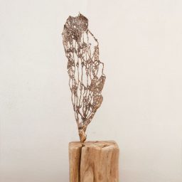 Caduta, 2024, Bronzo su base di quercia, 86x22x14cm